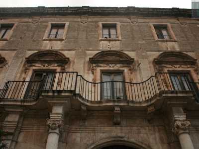 E� a pianta rettangolare e l�imponente corpo centrale � costituito dal portale ad arco a tutto sesto, delimitato da alte colonne e da lesene che sostengono un balcone mistilineo 